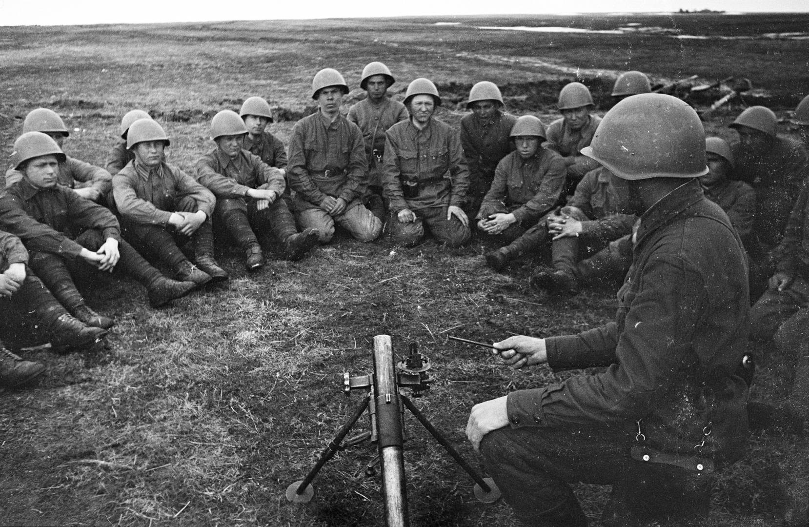 Капитан Красной Армии обучает новых бойцов пользованию 50-мм минометом