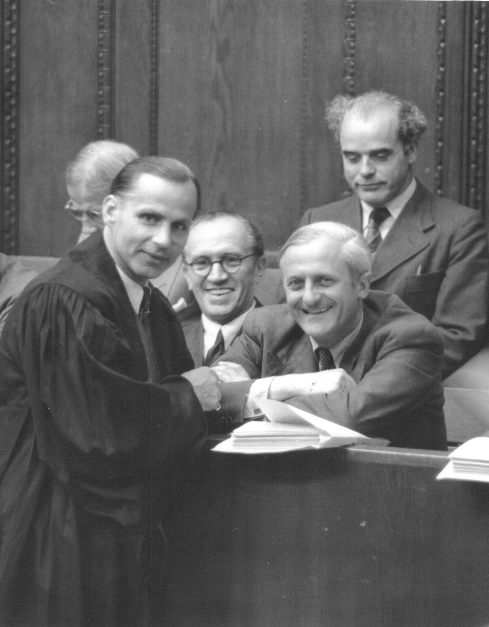 Немецкий химик Отто Амброс (справа спереди) со своим адвокатом на Нюрнбергском процессе