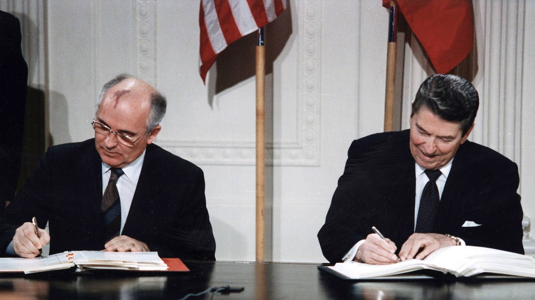 Подписание ДРСМД в 1987 году. Горбачёв и Рейган