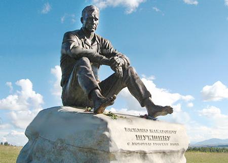 Памятник В. М. Шукшину в селе Сростки.