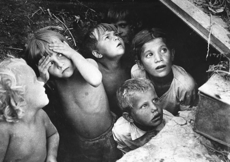 Дети прячутся от бомбящих немецких самолетов в укрытии на окраине Кишинева 1941 г.