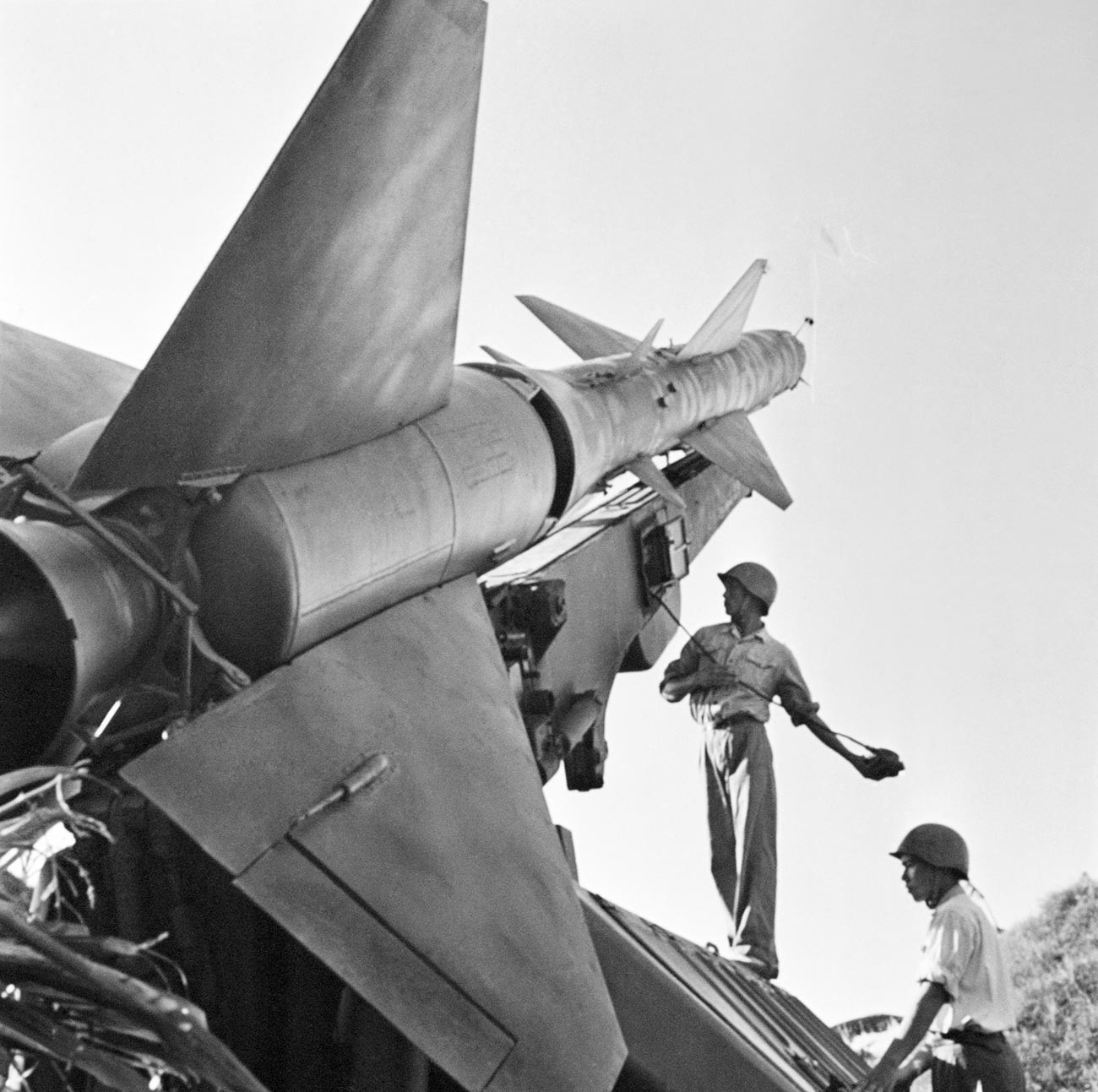 Бойцы Вьетнамской Народной Армии рядом с одной из боевых ракет для защиты от налетов авиации США во время войны во Вьетнаме