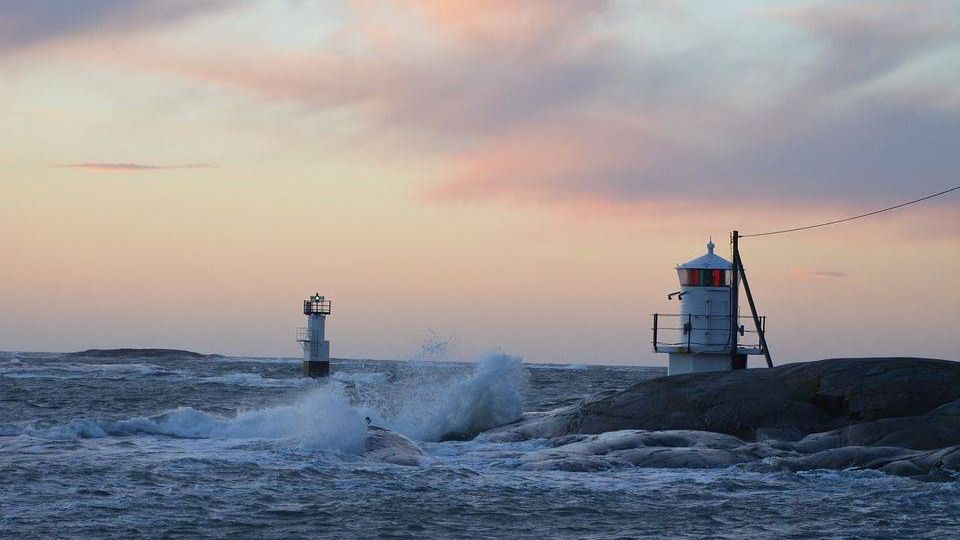 море, маяк, шторм