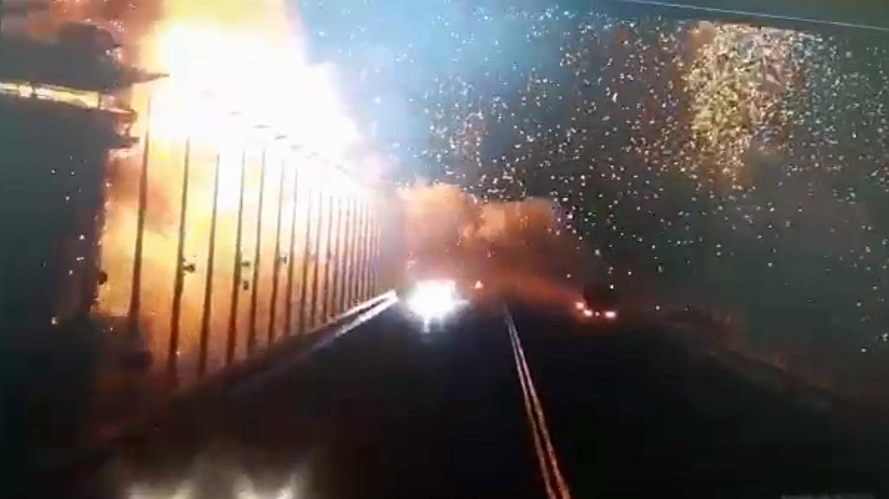 Момент взрыва грузовика на Крымском мосту