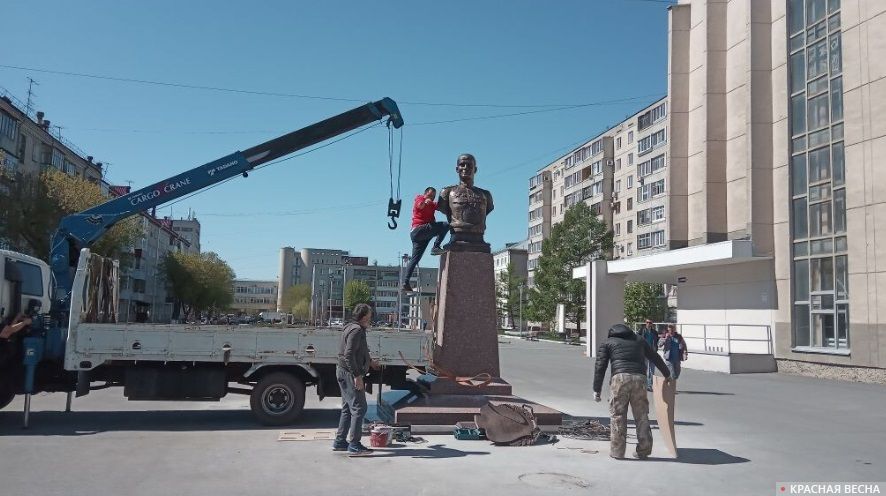 Установка памятника Максиму Захарову. 6 мая 2020 года