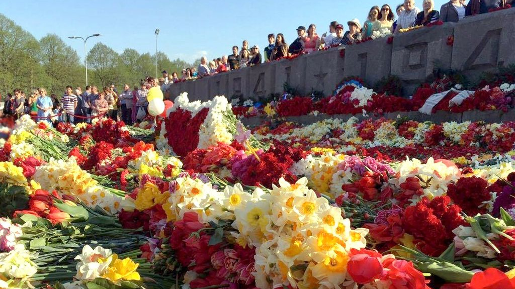Цветы у подножия памятника Освободителям 9 мая 2016 года. Рига, Латвия