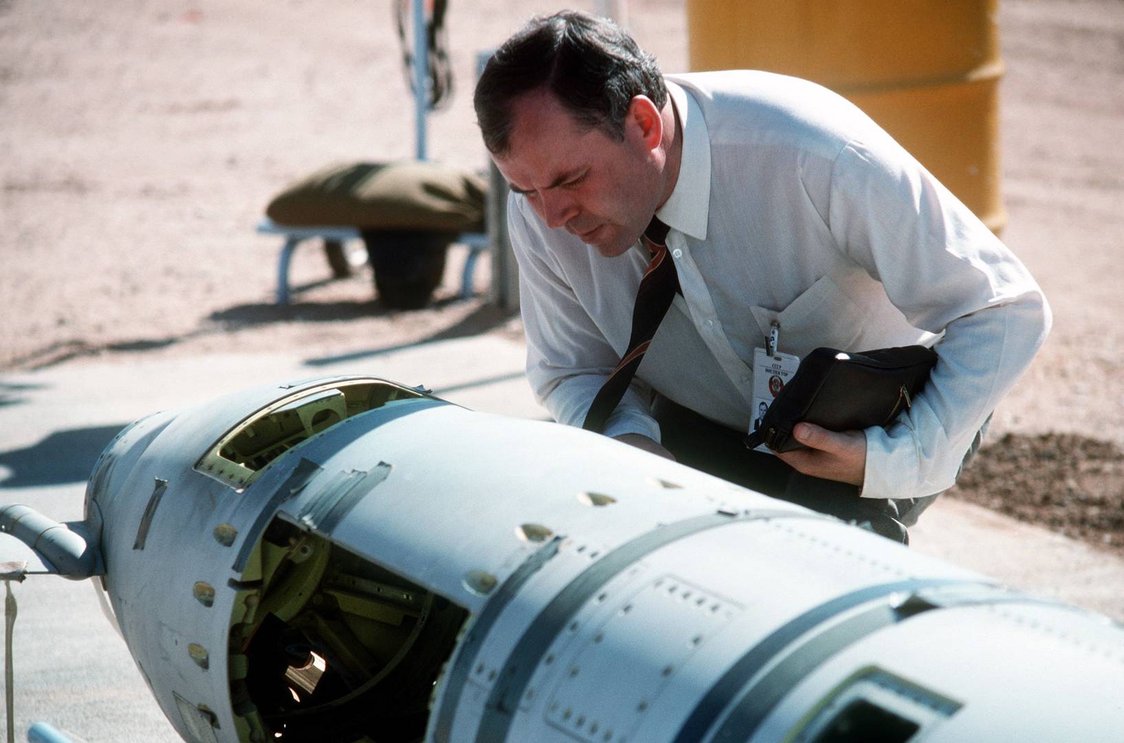Советский инспектор изучает ракету Томагавк перед её уничтожением. Октябрь 1988
