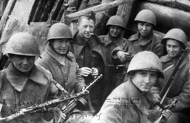 Бойцы 13-й гвардейской стрелковой дивизии со своим командиром Александром Родимцевым