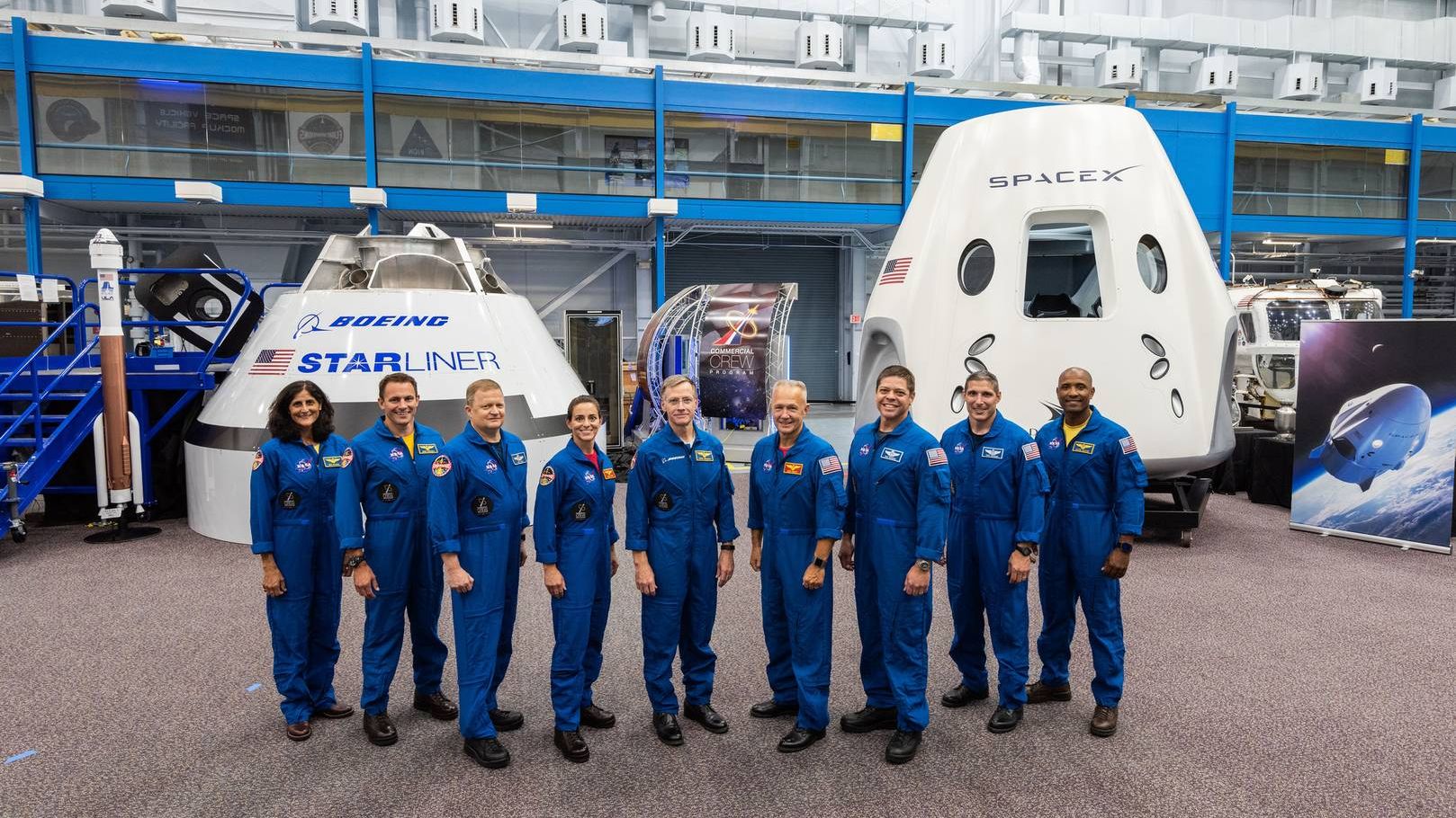 Американские астронавты на фоне кораблей Boeing Starliner и Space X Dragon 2