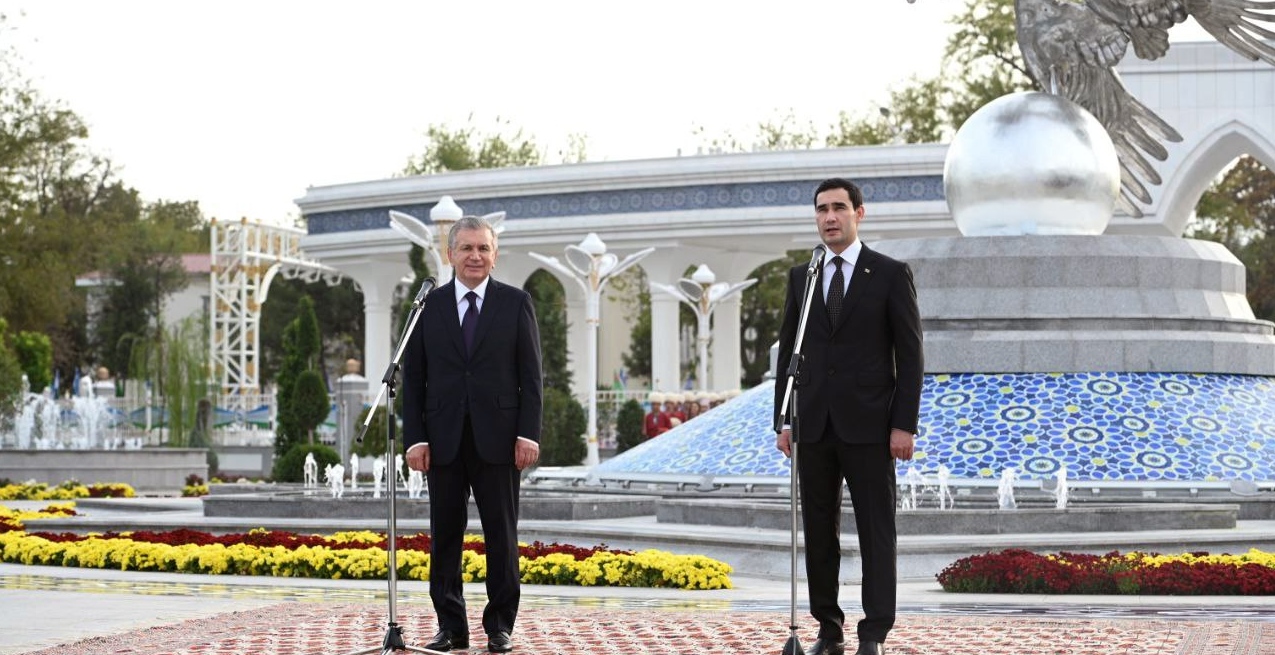 Президент Узбекистана Шавкат Мирзиёев и президента Туркмении Сердар Бердимуҳамедов на открытии парка 