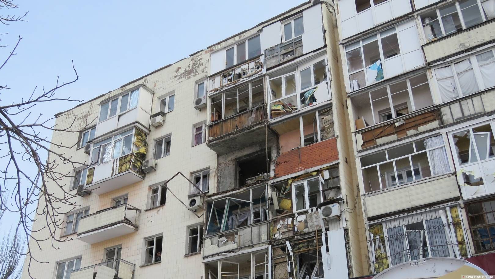 Обстрелянный ВСУ дом в Донецке