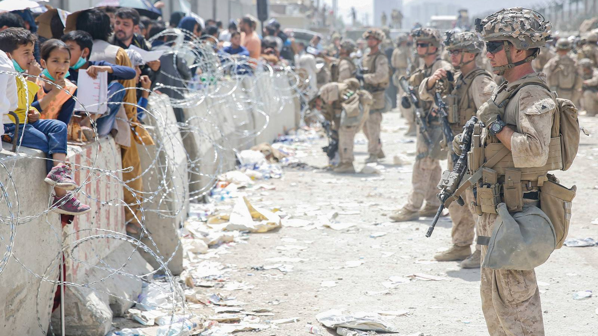 Афганцы и солдаты вооруженных сил США в аэропорту Кабула