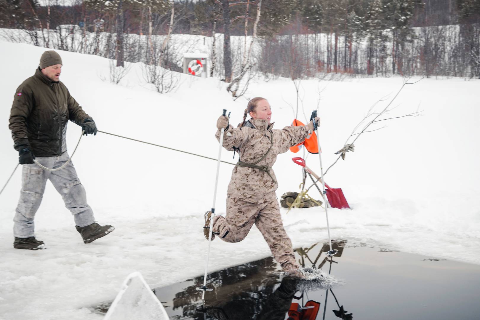 Морские пехотинцы США проходят полярный тренинг с полным погружением на полигоне в Норвегии