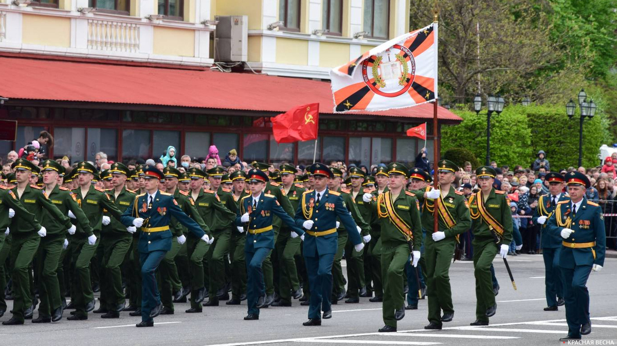 В Донецке прошли мероприятия в честь Дня Победы над фашизмом — военный парад и памятное шествие «Бессмертный полк». Торжественным мероприятиям не помешали усилившиеся на линии соприкосновения обстрелы со стороны ВСУ