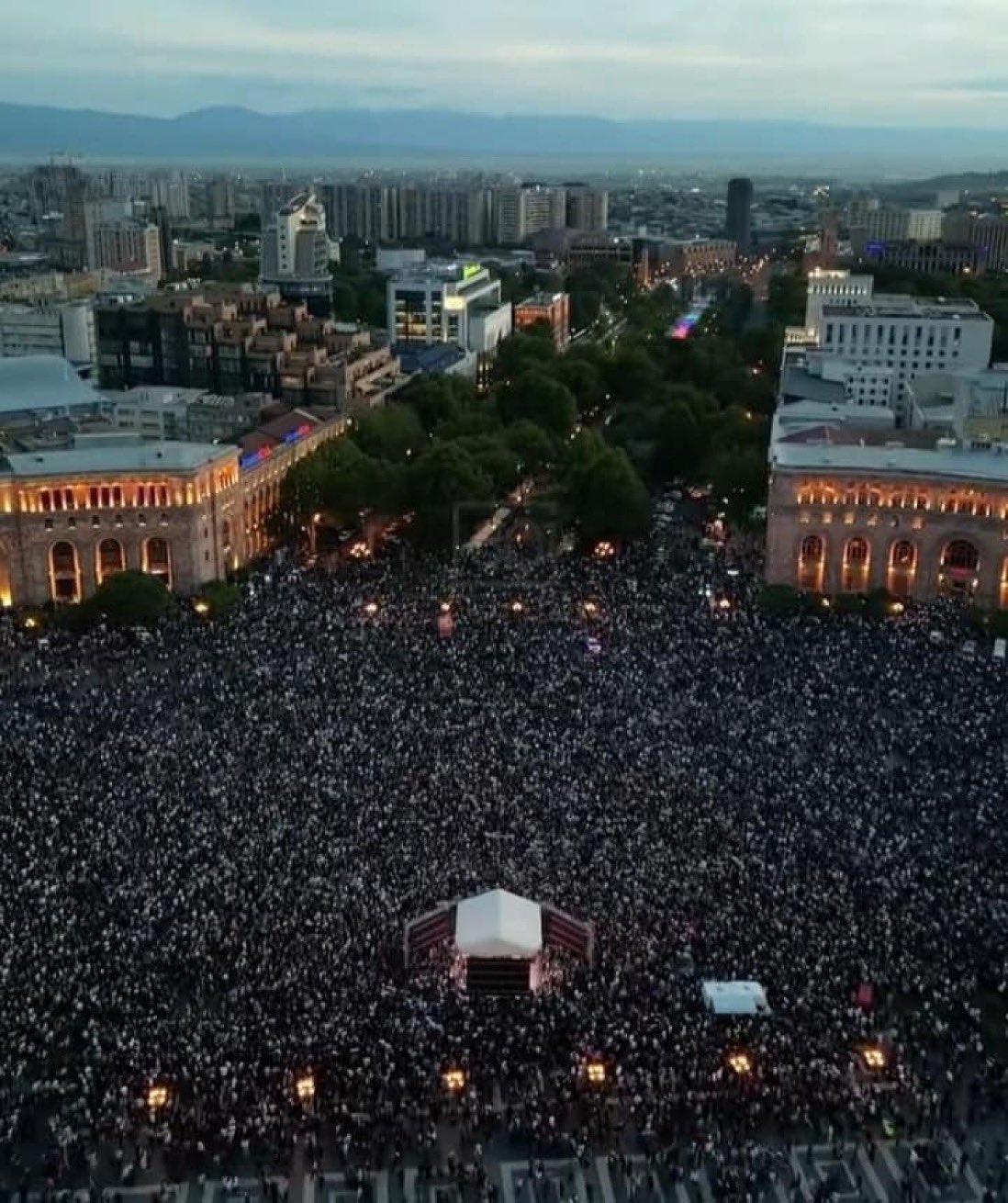 Армянские протестующие на площади Республики в Ереване. 12 мая 2024