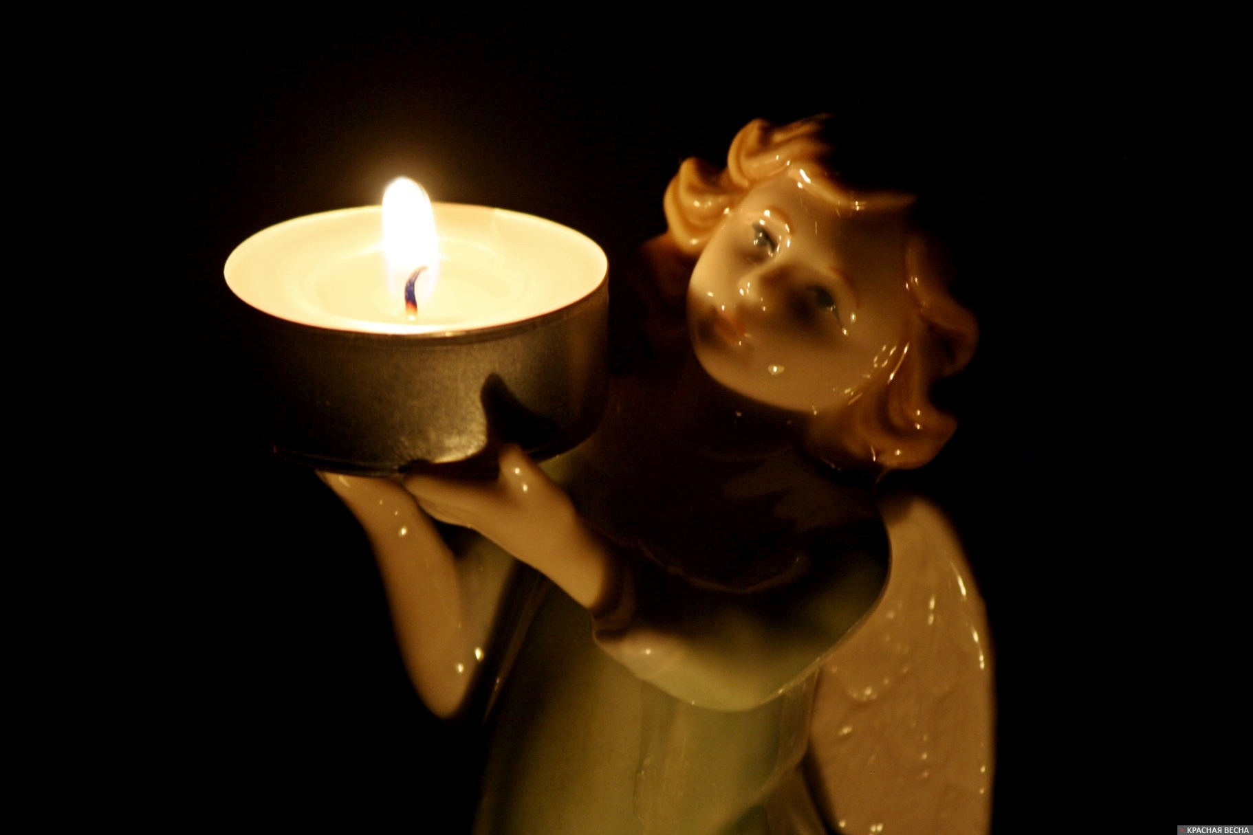 Свеча на фигурке ангела