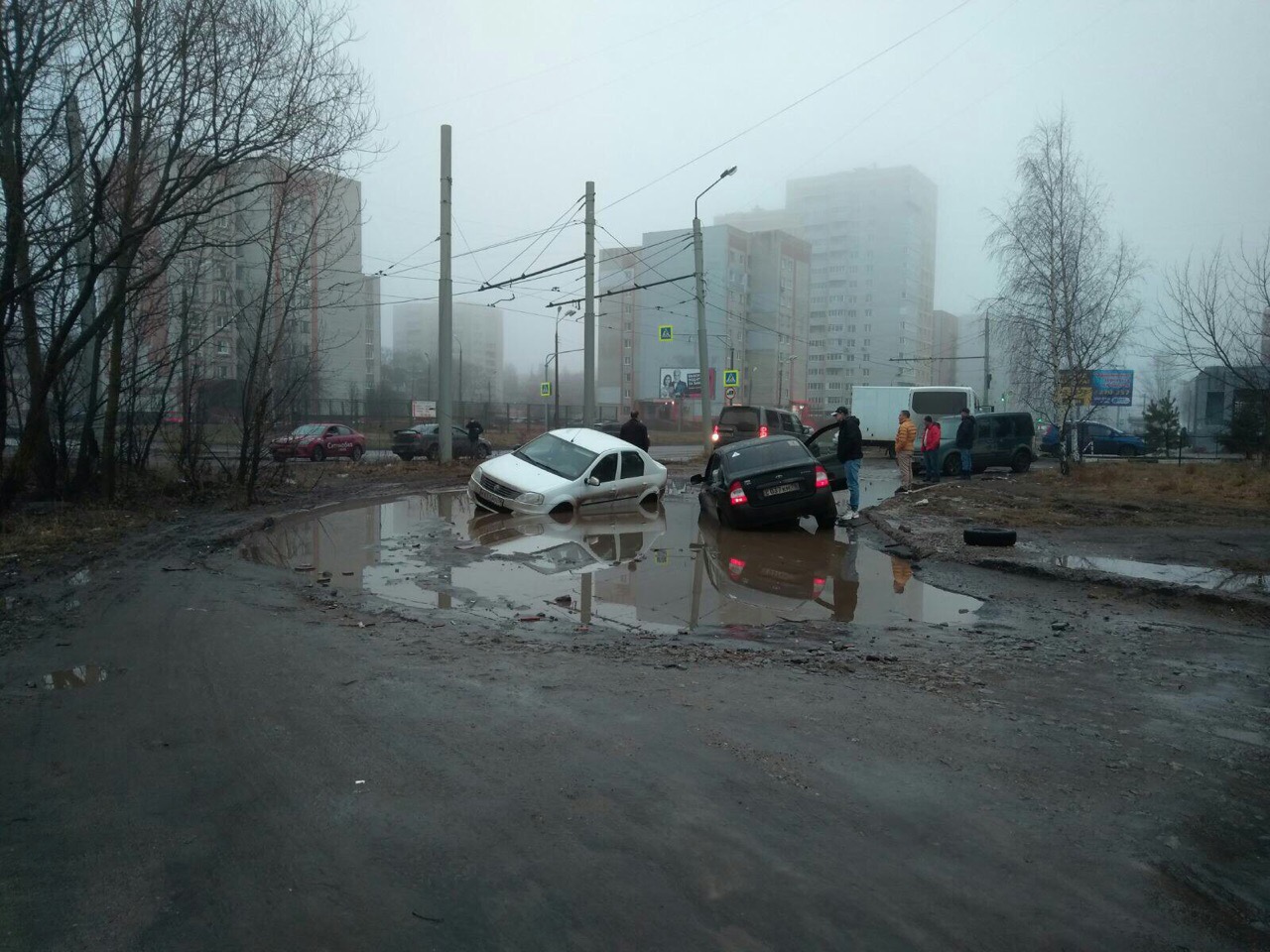 В преддверии Нового года в Ярославле две машины провалились в лужу | ИА  Красная Весна