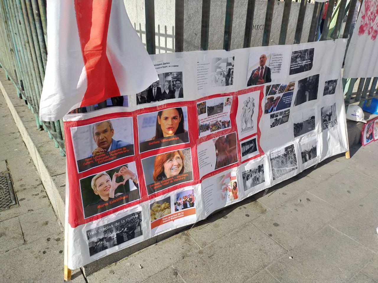 Плакаты с политическими требованиями белорусских оппозиционеров в Мадриде