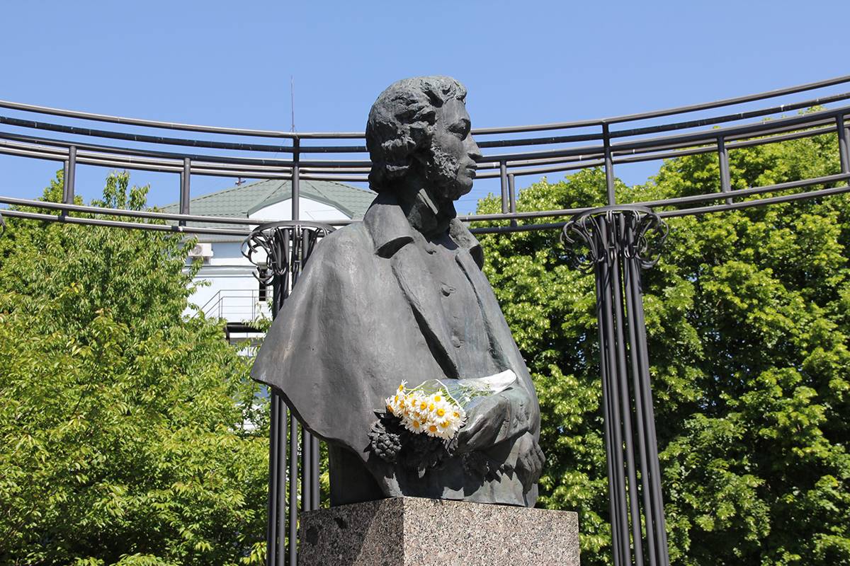 Бюст Александра Сергеевича Пушкина в Пушкинском сквере в Калининграде