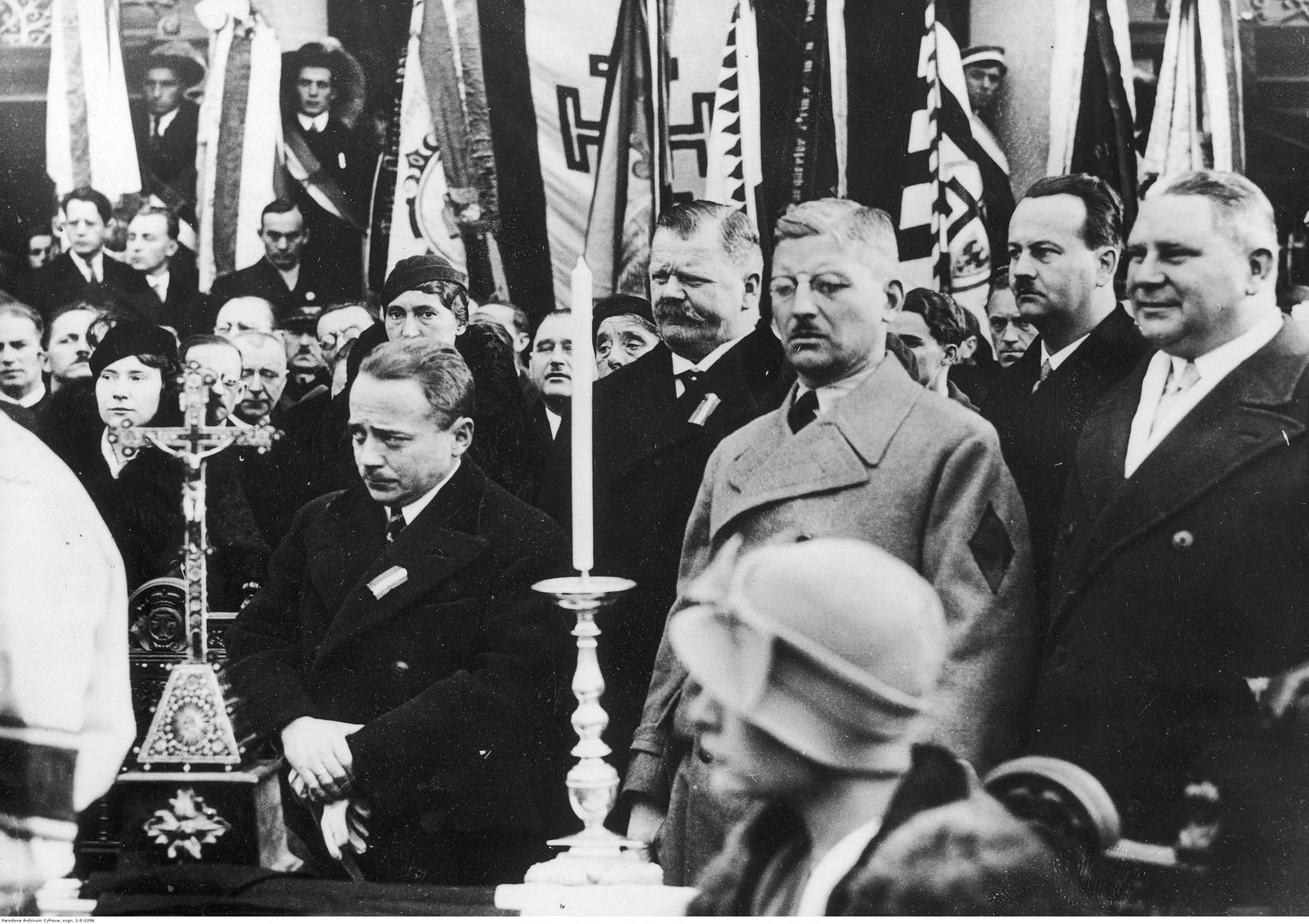Члены австрийского правительства на съезде. В первом ряду стоят: канцлер Энгельберт Дольфус (слева) и Курт Шушниг (в центре). 1933