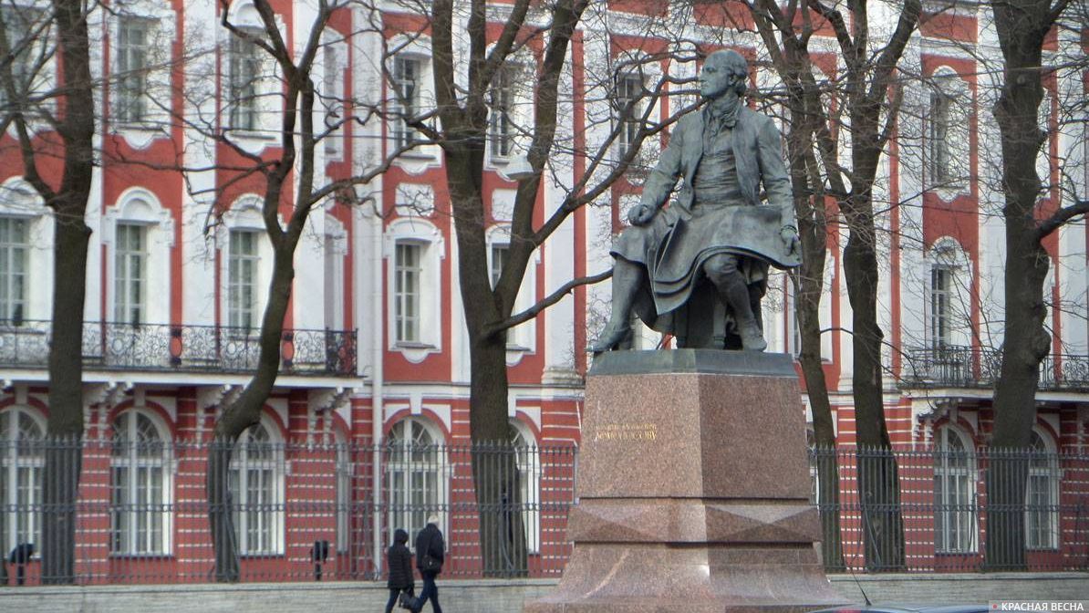 Памятник М. В. Ломоносову перед СПбГУ
