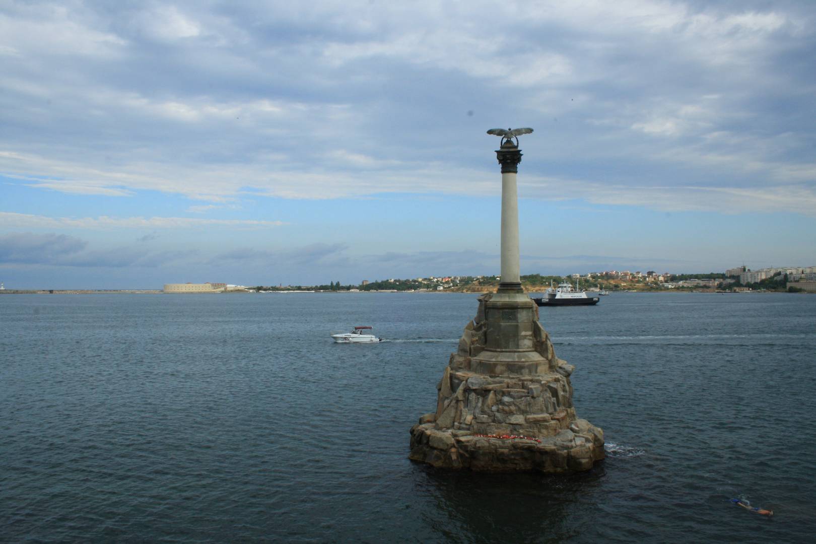 Памятник затопленным кораблям. Крым, Севастополь.
