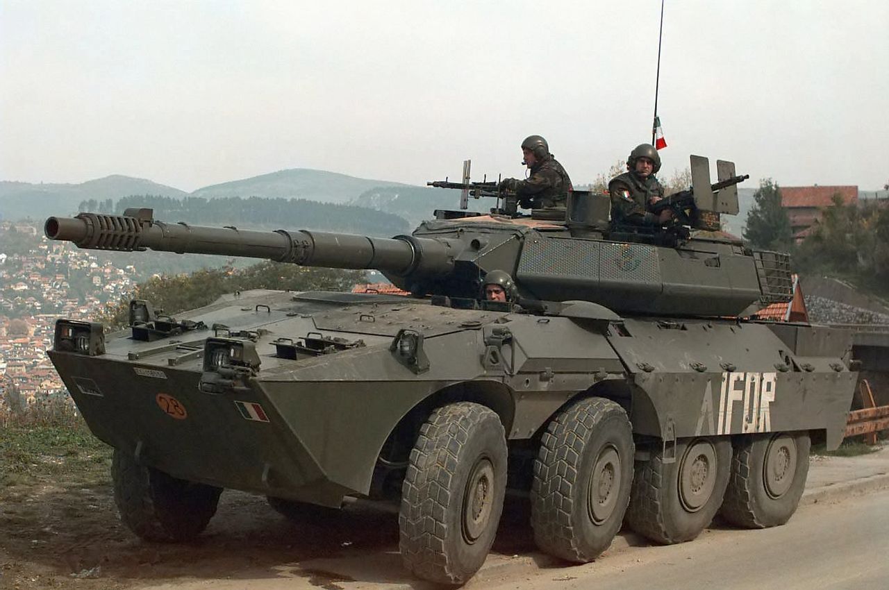 Итальянская боевая машина с тяжёлым вооружением «Чентауро» от концерна Iveco FIAT Oto Melara в Боснии в 1996 году