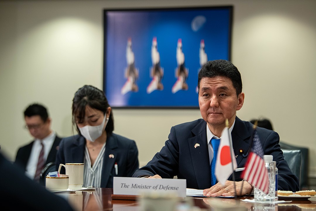 министр обороны Японии Нобуо Киши на встрече в Пентагоне. США