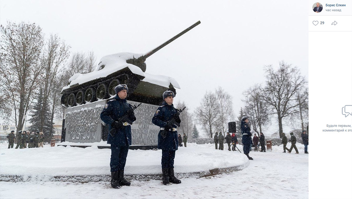 Возложение цветов  у памятника освободителями Пскова «Танк Т-34»