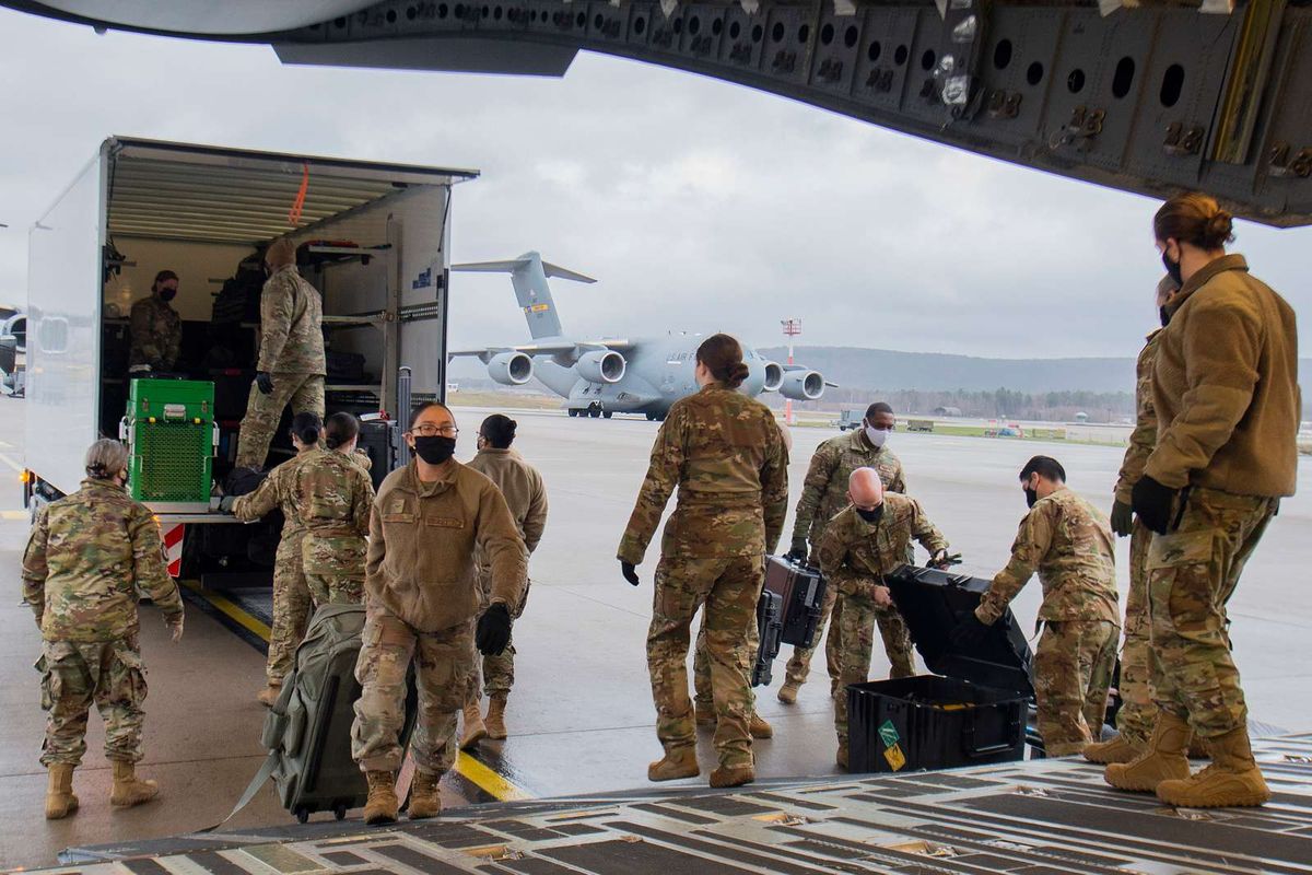 Военные США грузятся в самолёт