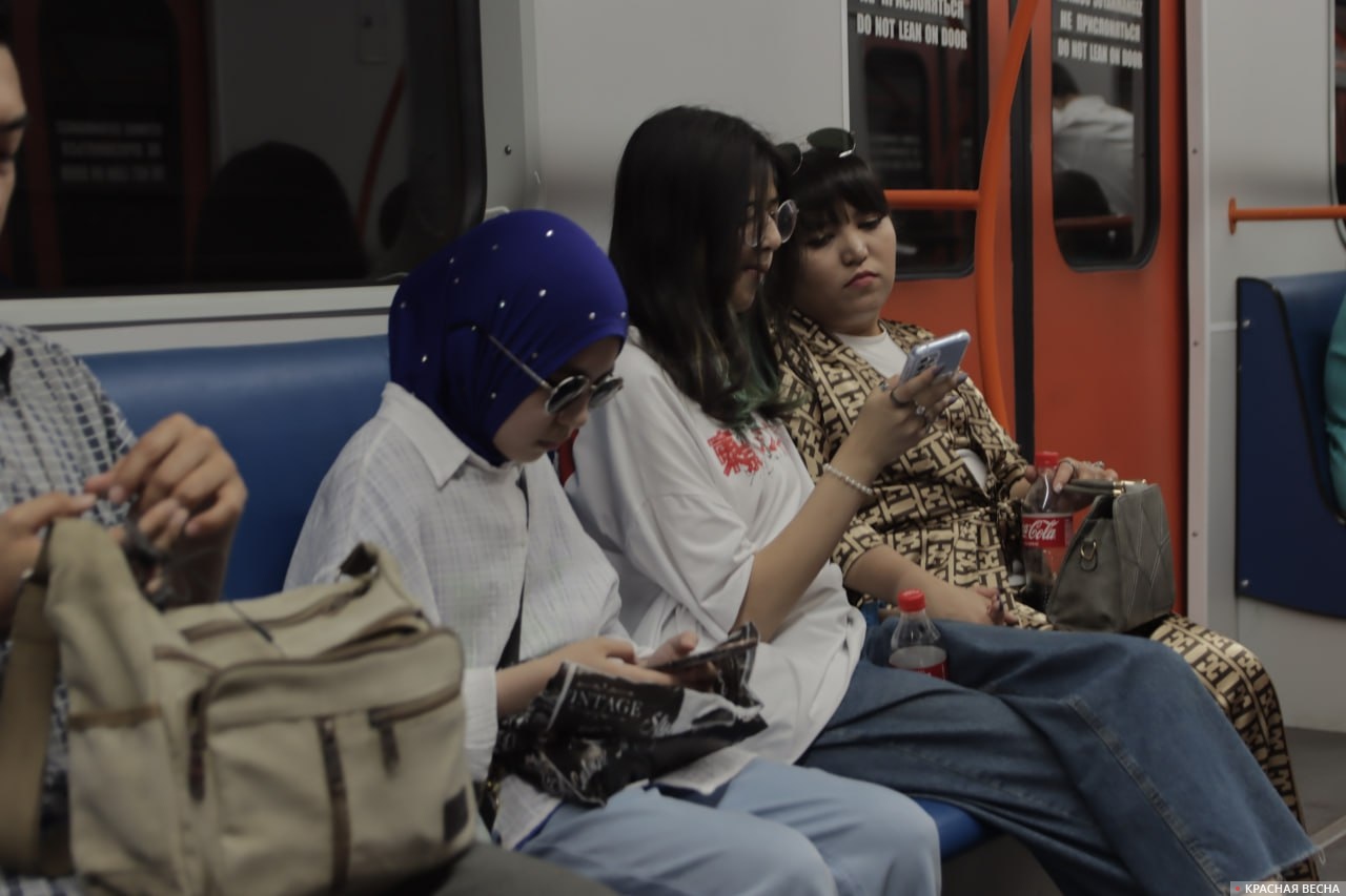 Пассажиры ташкентского метро