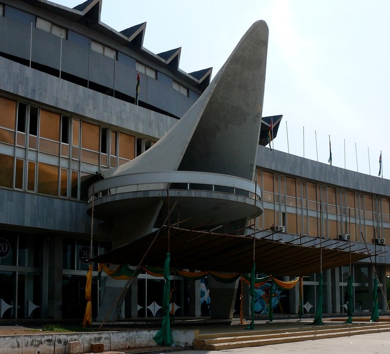Вход в здание Национального собрания Тоголезской Республики (Того)