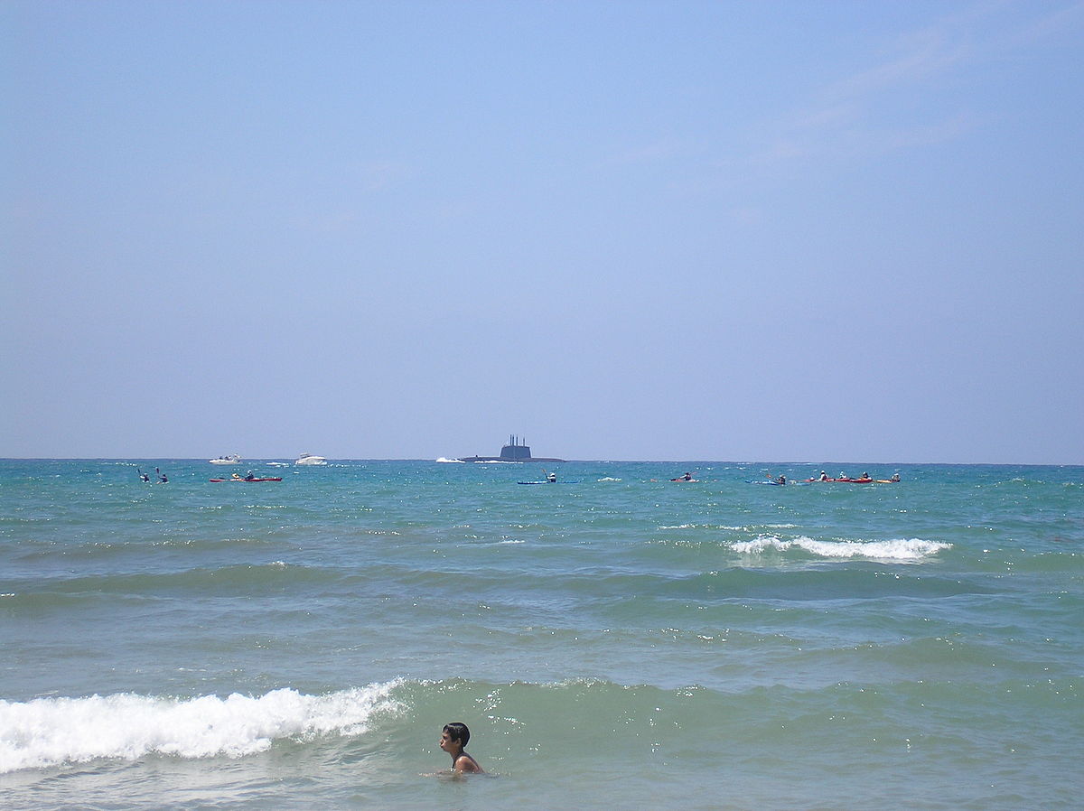 Подводная лодка на пляже Тель-Авива