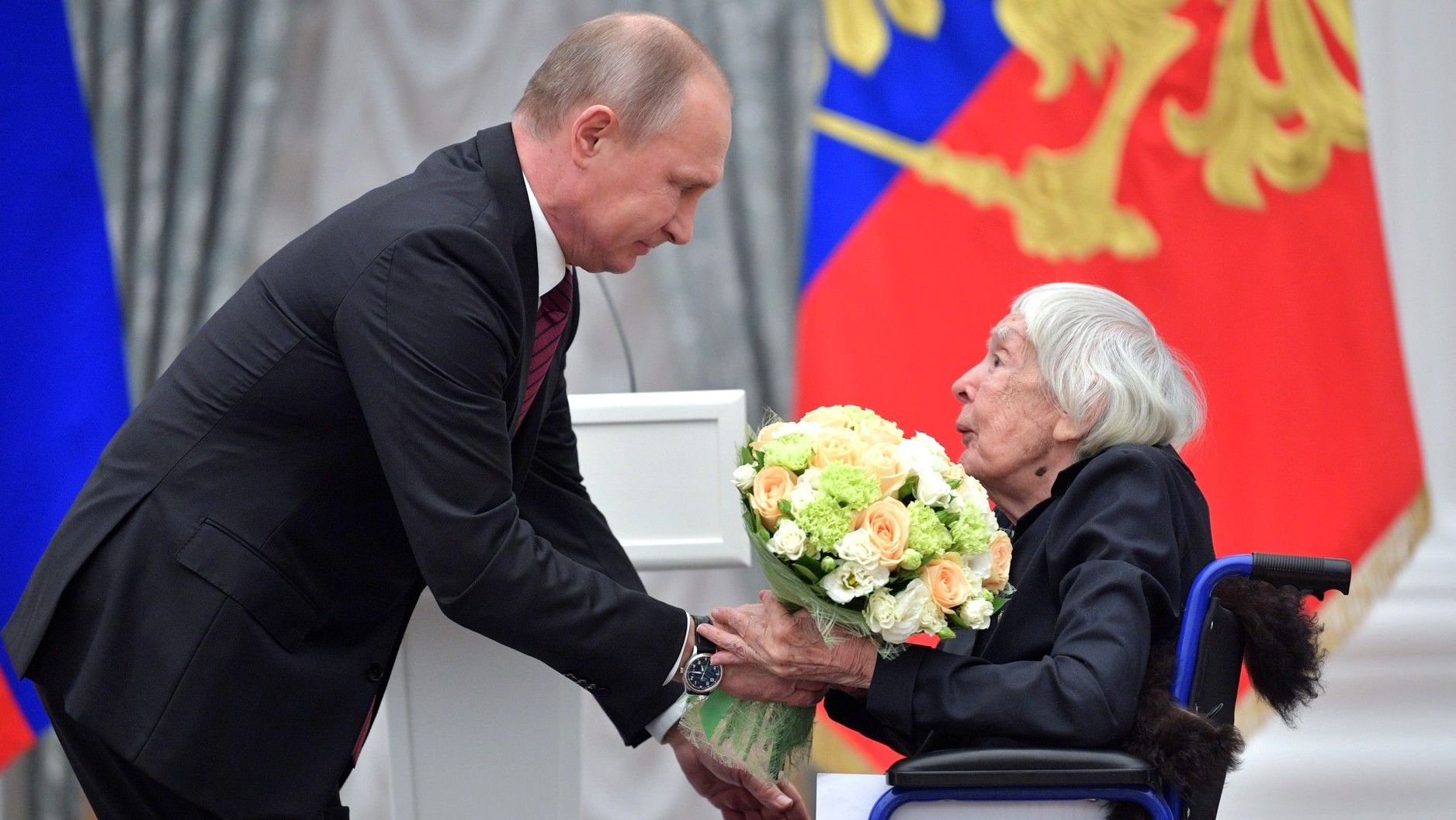 Владимир Путин вручает премию Людмиле Алексеевой