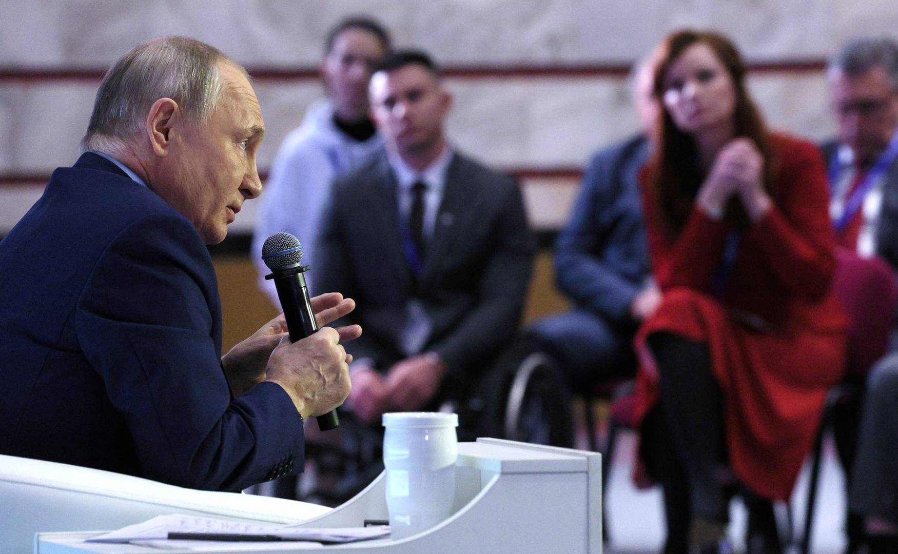 Президент России Владимир Путин в ходе встречи с членами ОП РФ