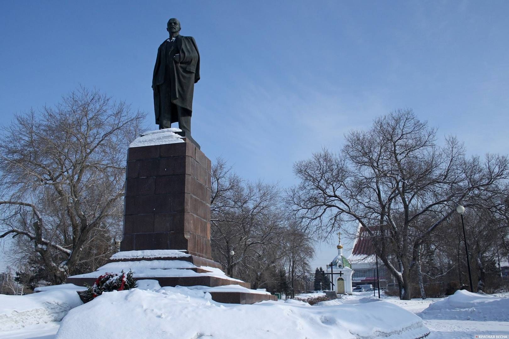 Памятник В.И. Ленину в Ленинском сквере. Сзади часовня Ильи Пророка
