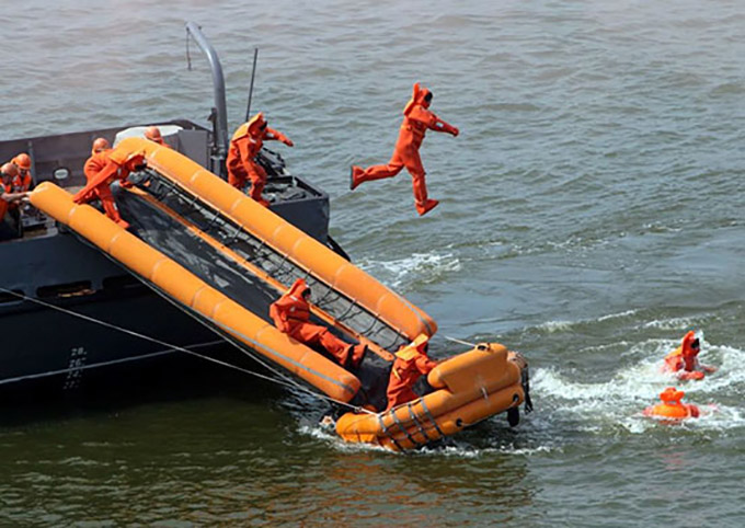 Дежурные спасательные силы Балтийского флота провели учение в море по оказанию помощи аварийному кораблю