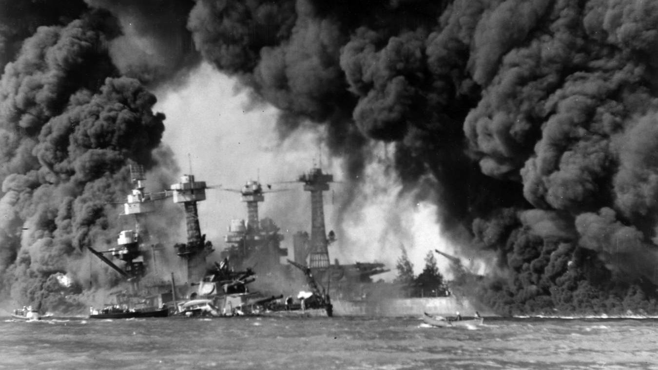 Боевые корабли ВМС США  окутаны дымом после японской атаки. Перл-Харбор