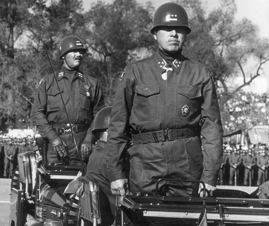 Генерал Аугусто Пиночет на военном параде