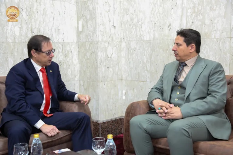 Переговоры посла России в Ливии Айдара Аганина (слева) и председателя комитета по иностранным делам и международному сотрудничеству Палаты представителей Ливии Юсефа Аль-Агури