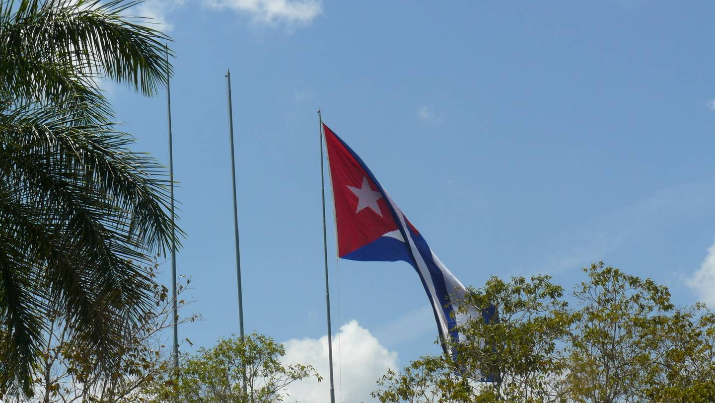 Флаг на Мавзолее Че Гевары. Санта-Клара. Куба