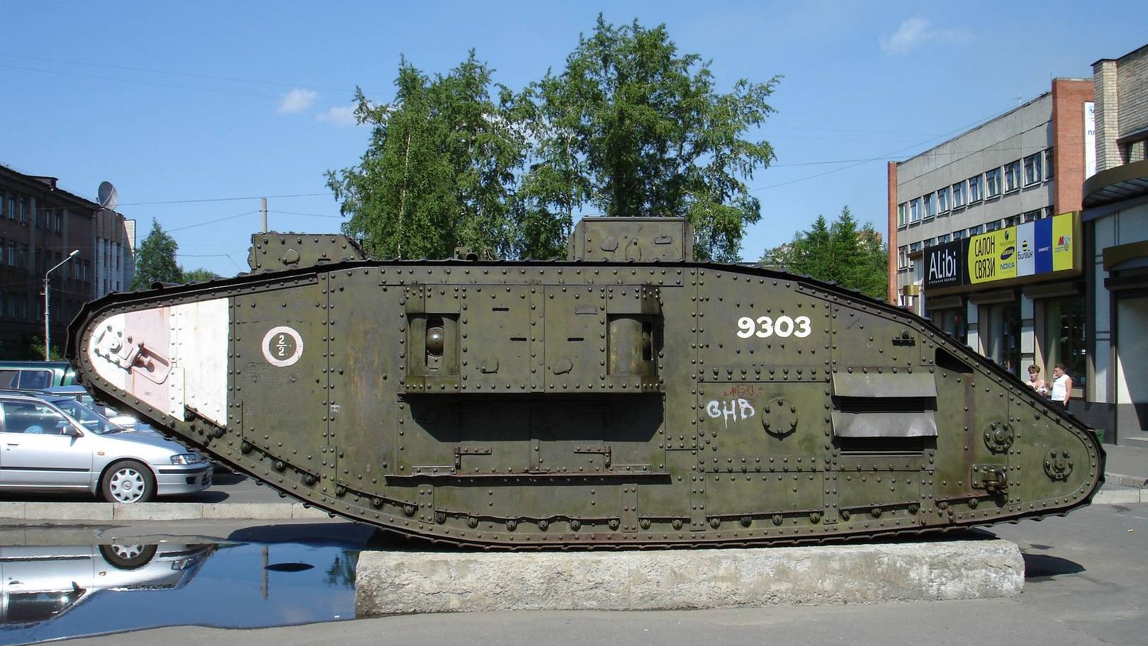 Памятник в Архангельске: английский танк времен гражданской войны