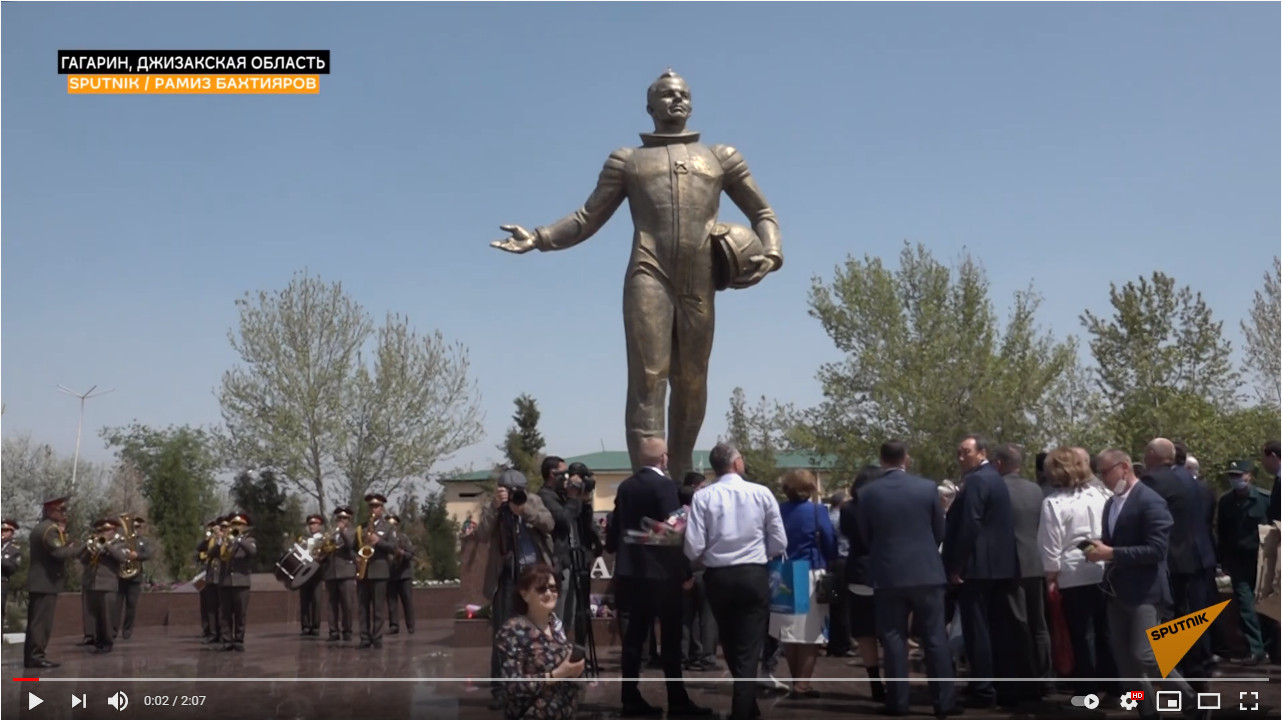 Памятник Юрию Гагарину в городе Гагарин Джизакской области Узбекистана