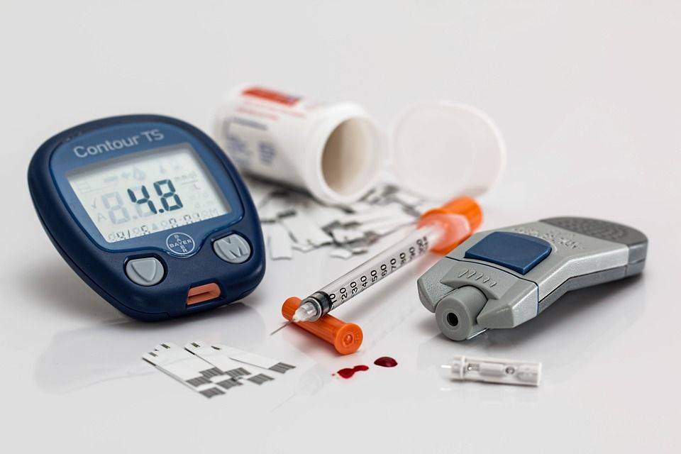 Постоянные спутники больного сахарным диабетом.