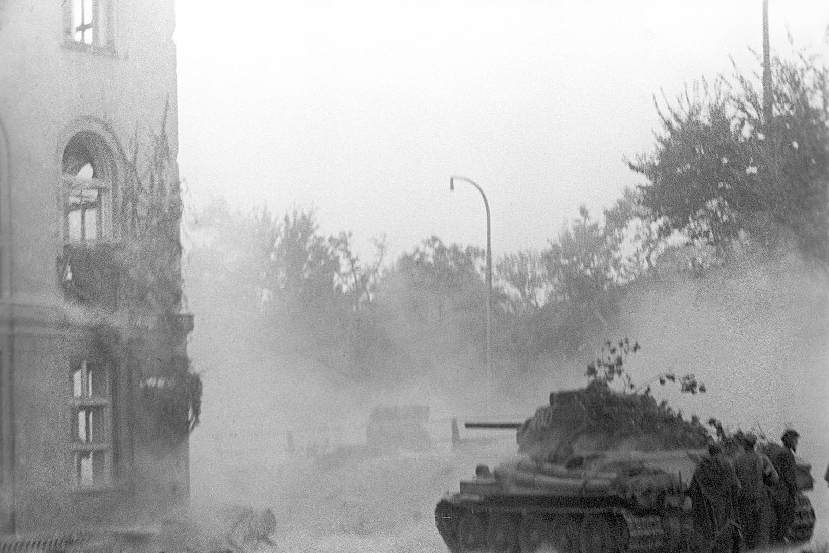 Советский танк Т-34 ведёт бой в Праге. Май 1945 г.