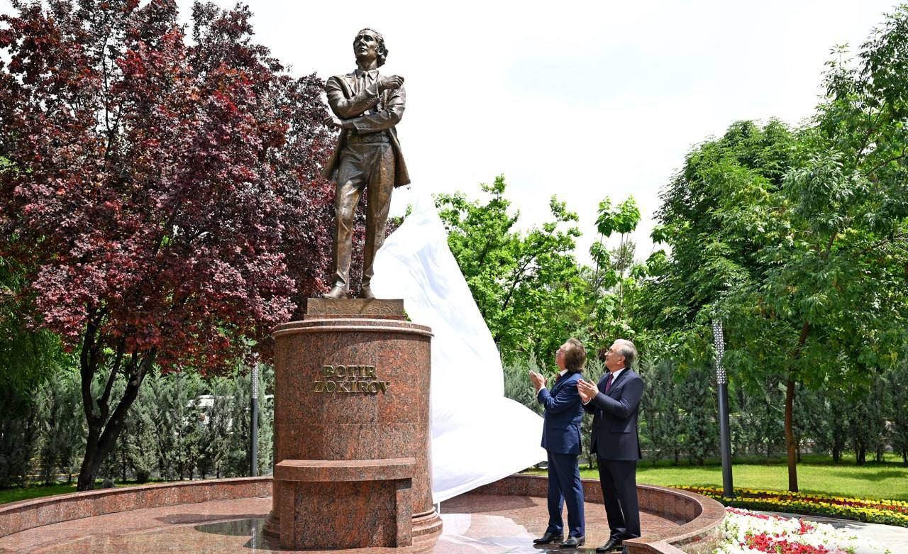 Памятник народному артисту Батыру Закирову