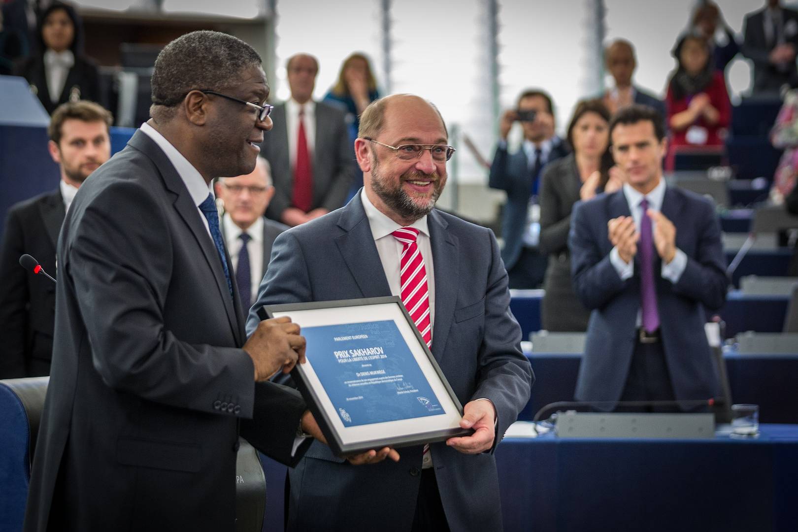 Председатель Европарламента Мартин Шульц вручает Денису Муквеге Премию Сахарова, 26 ноября 2014 года