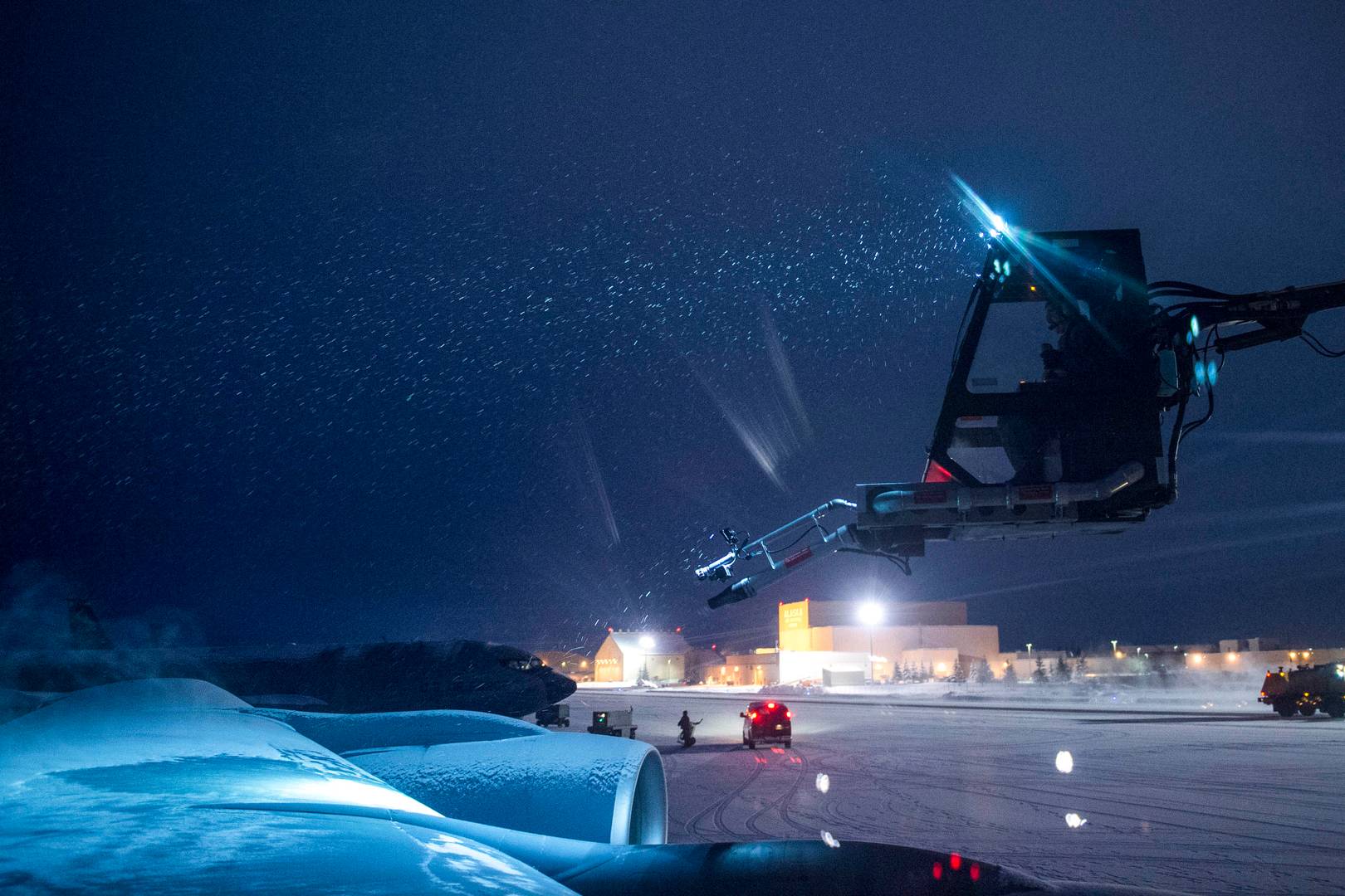 Персонал авиабазы ВВС Эйлсон, Аляска, проводит деайсинг самолета-заправщика KC-135 Stratotanker перед дозаправкой