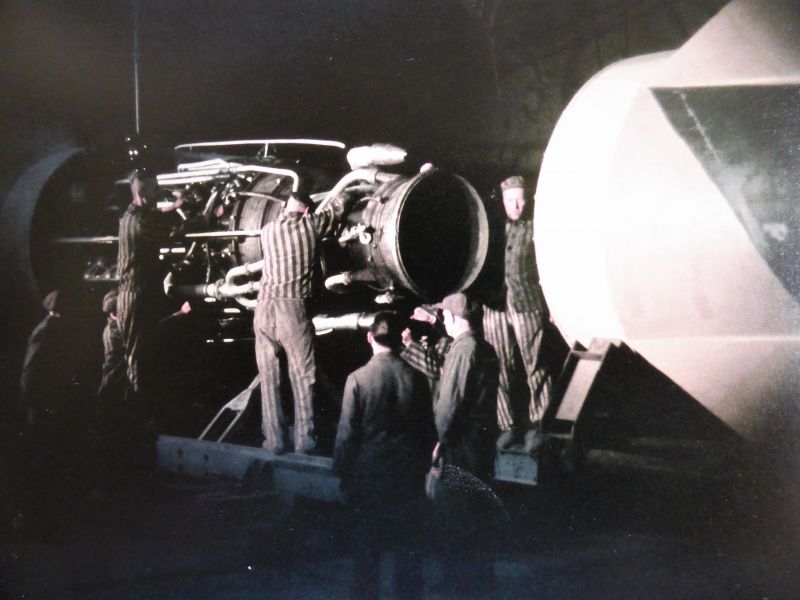 Узники концлагеря Миттельбау Дора у двигателя во время сборки ракеты