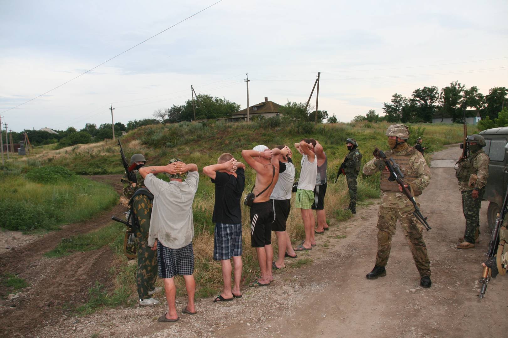 «Азов» (организация, деятельность которой запрещена в РФ) задерживает жителей села под Мариуполем по политическим мотивам 5 июля 2014 года